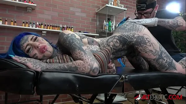 Film klip Amber Luke gets a asshole tattoo and a good fucking baru