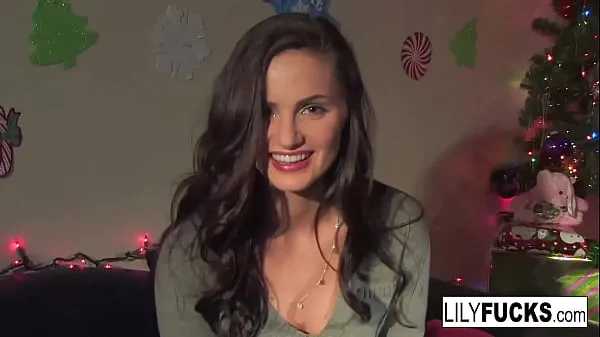 Nuevos clips de Lily nos cuenta sus cachondos deseos navideños antes de satisfacerse en ambos agujeros Películas