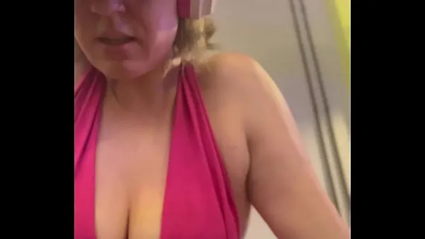 Nye Wow, my training at the gym left me very sweaty and even my pussy leaked, I was embarrassed because I was so horny klipp Filmer
