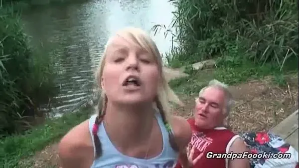 Nové Gorgeous blonde rides dick on the river shore klipy Filmy